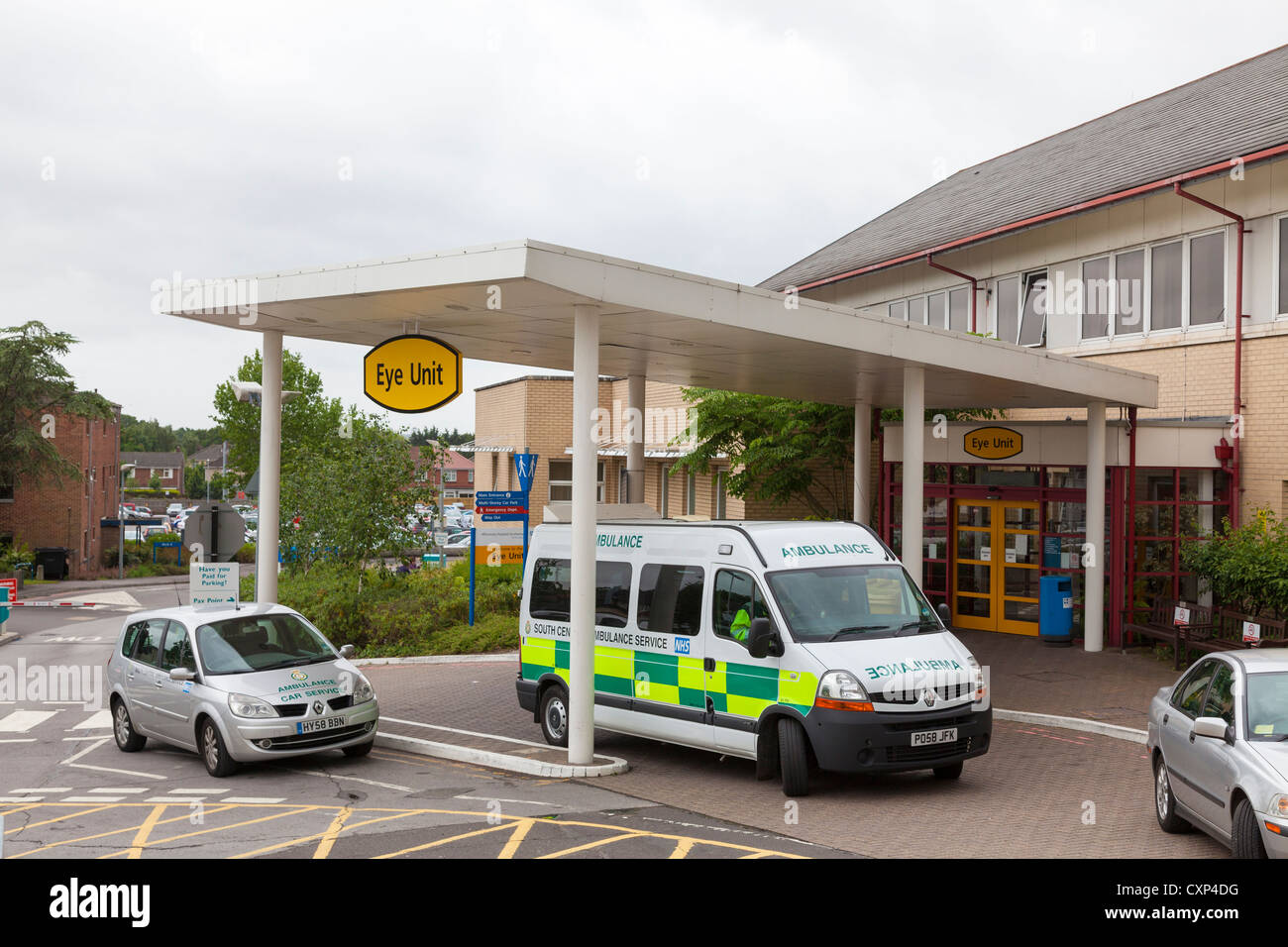 Ambulance and ambulance car under canopy of Eye Unit entrance to Southampton Hospital Stock Photo