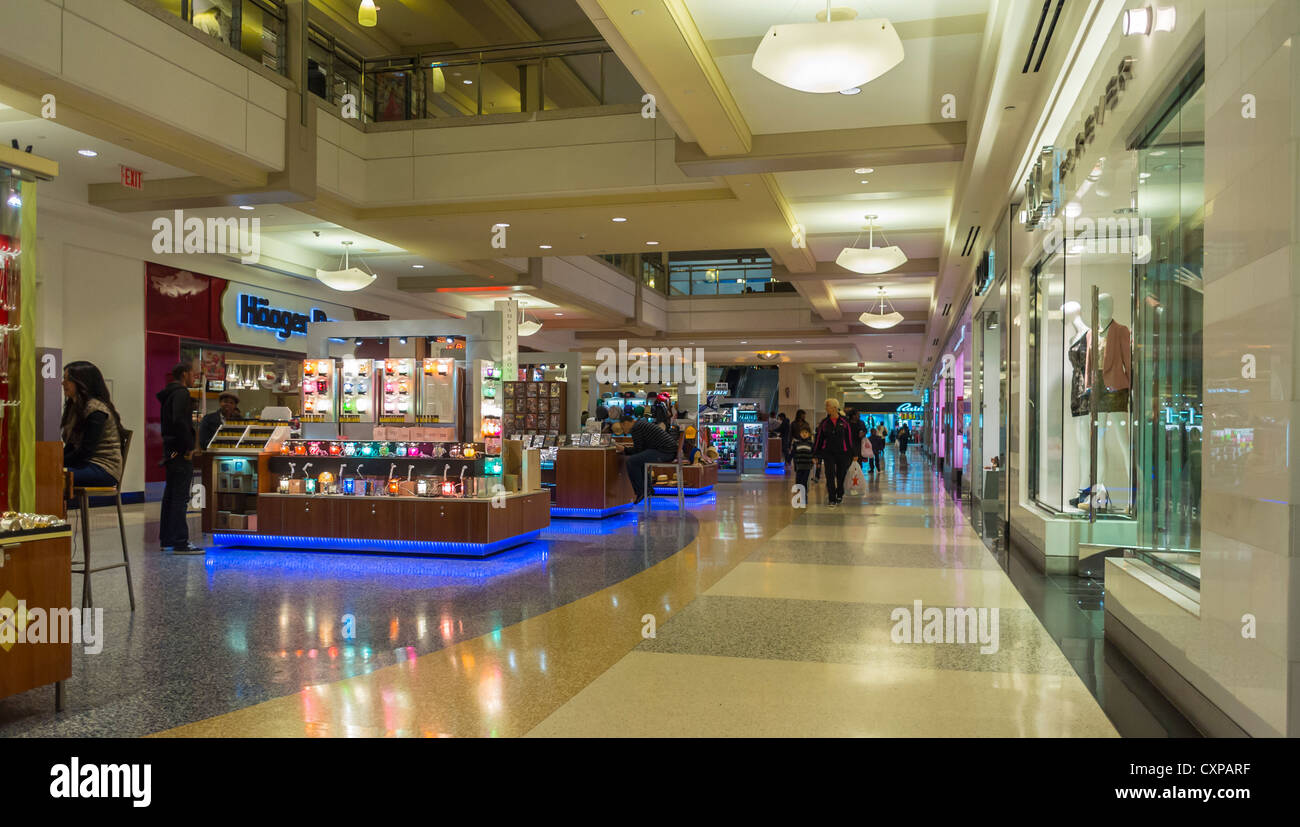 New York City, NY, USA, inside 'King's Plaza' Shopping Mall, Hallway, modern commercial interior Stock Photo