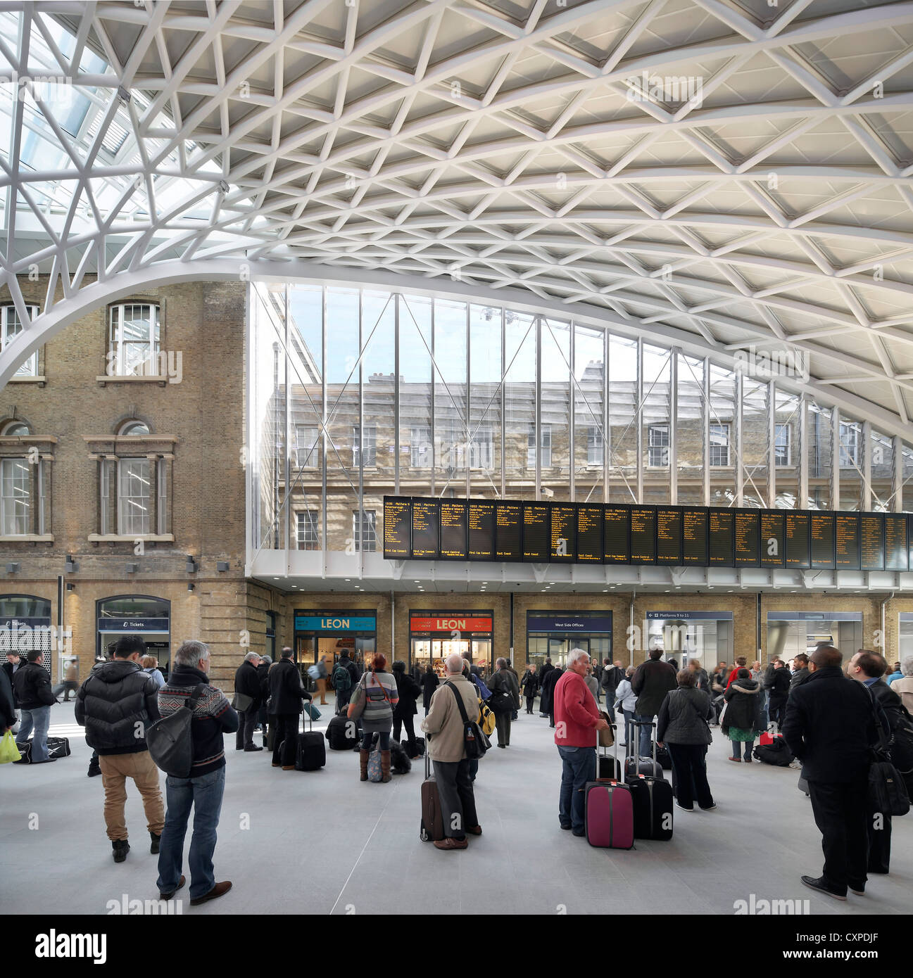 Kings cross concourse and roof canopy hi-res stock photography and ...