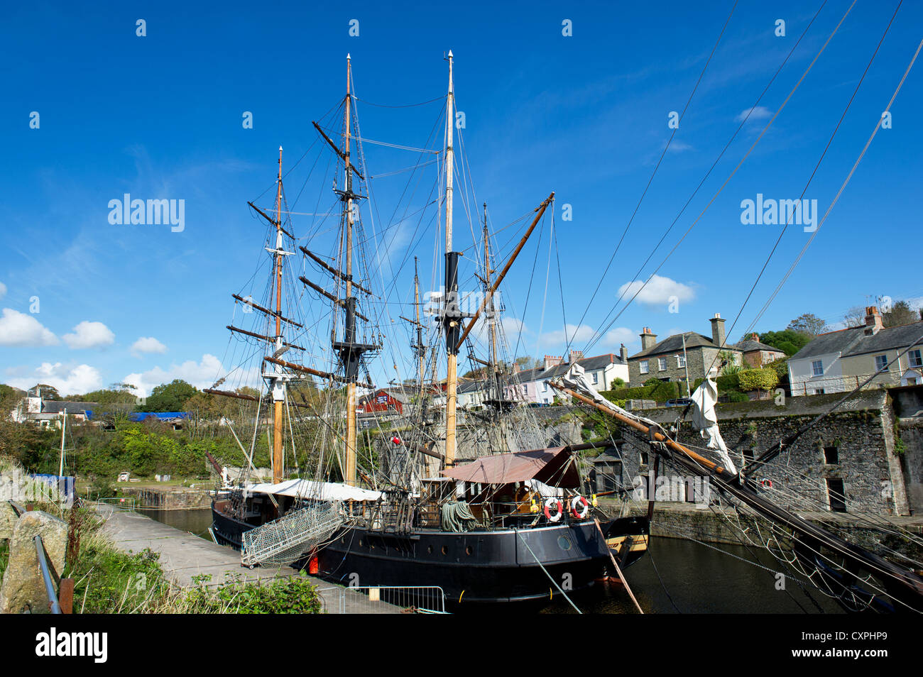 Tall ships in harbour hi-res stock photography and images - Alamy