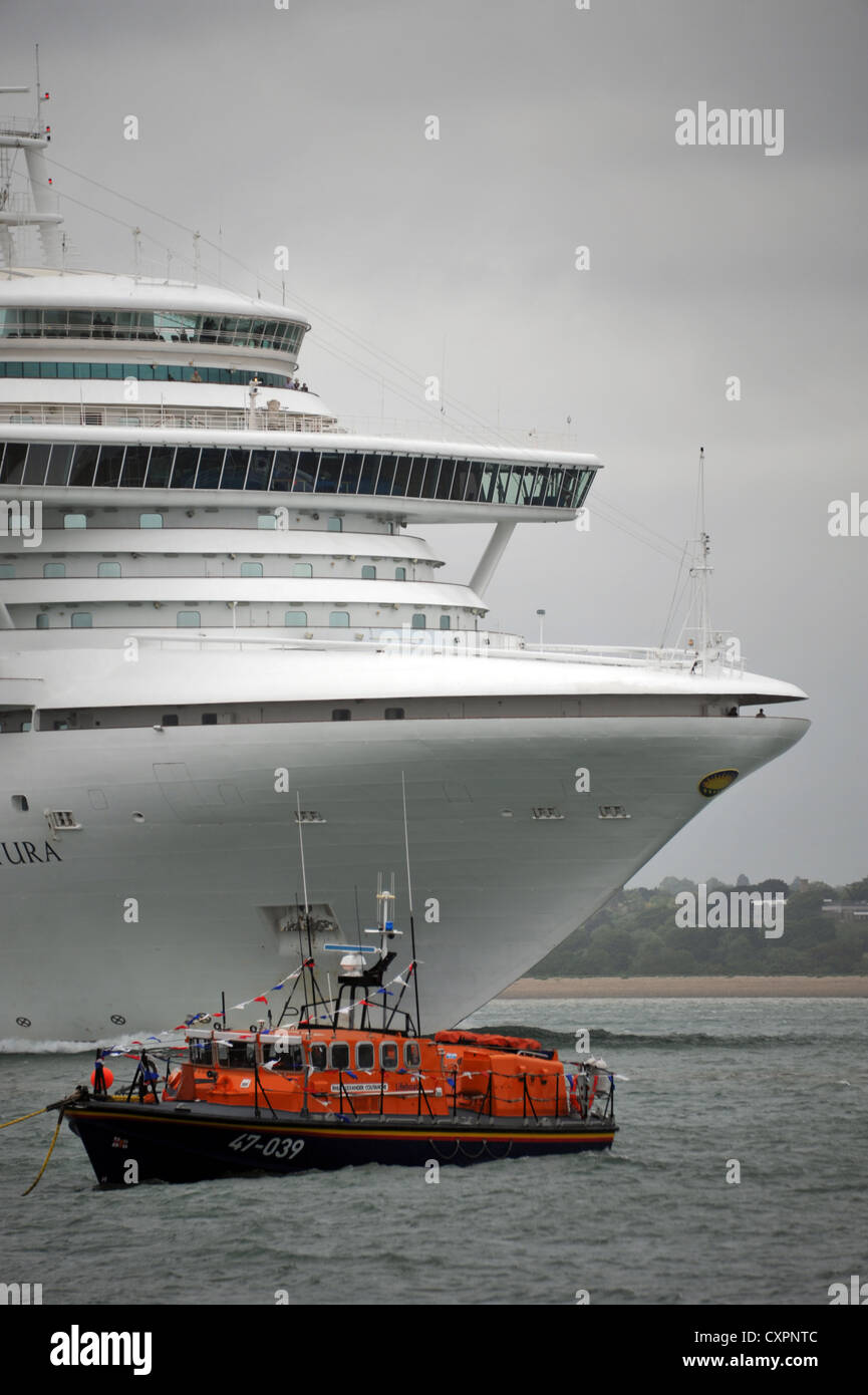 P&O Cruise  Ship Ventura leaving Southampton England Stock Photo