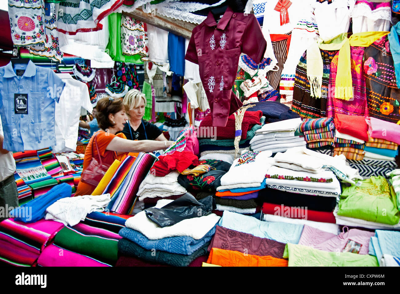 Tourists shopping for bargains at Mercado San Juan de Dios in downtown  Guadalajara Stock Photo - Alamy