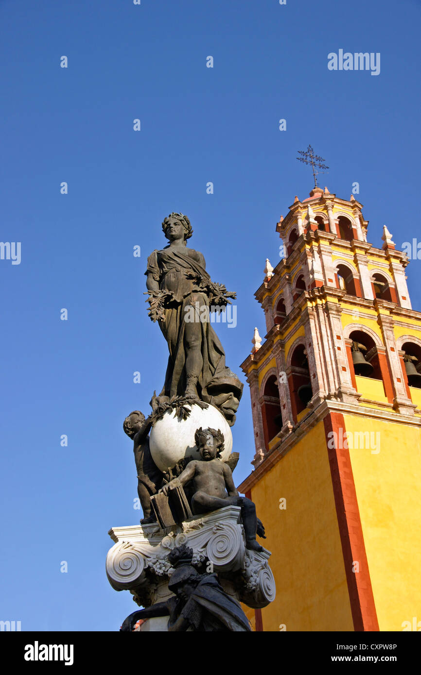 Basilica of Our Lady of Guanajuato with statue on fountain in Plaza de la Pax Stock Photo