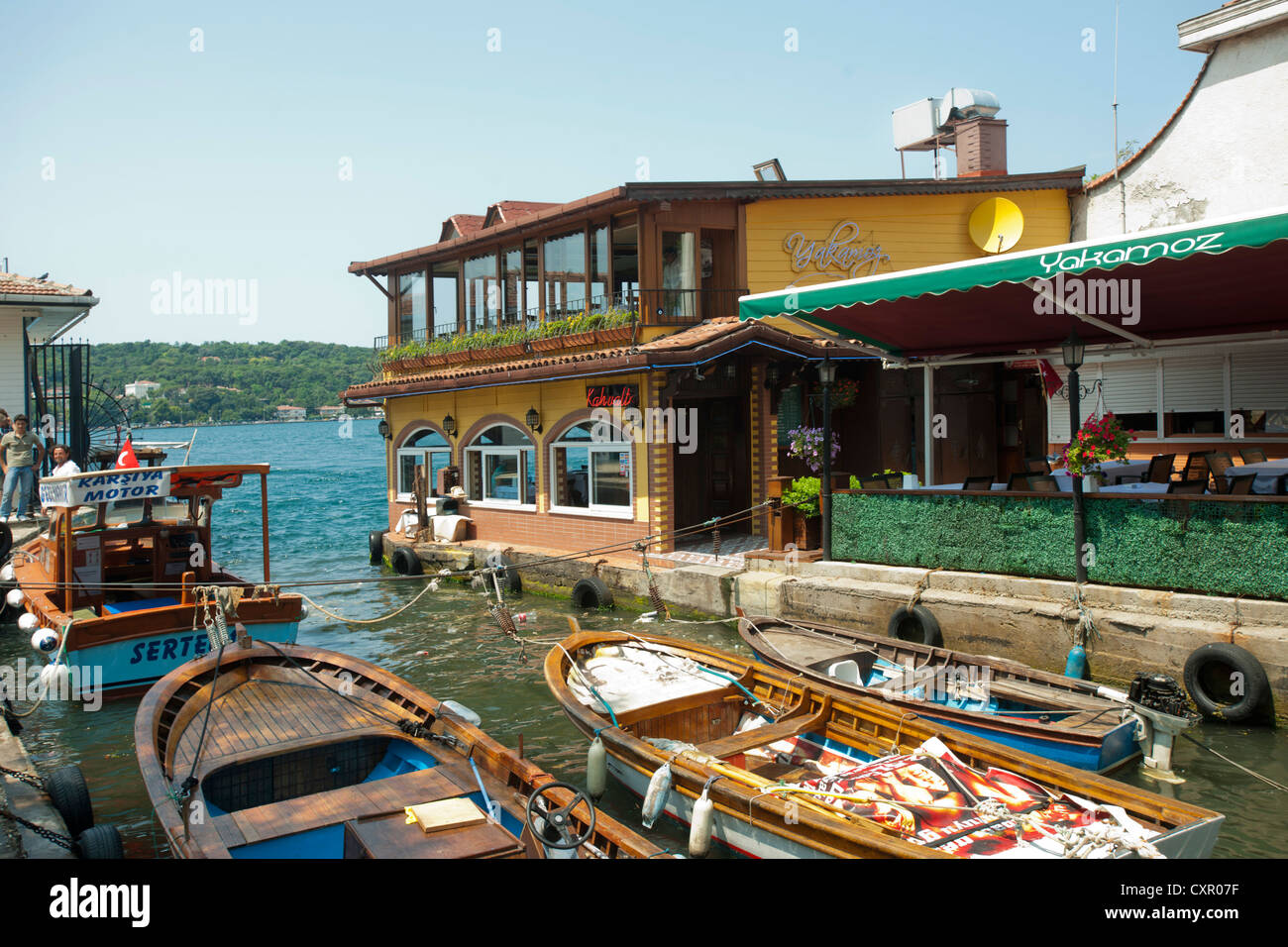 Türkei, Istanbul, Kanlica, Fischlokal Yakamoz am Bosporus Stock Photo -  Alamy