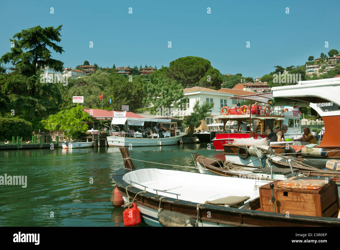 Türkei, Istanbul, Beykoz, Boote und Lokale am Kanal Göksu Deresi, bei der Festung Anadolu Hisari Stock Photo