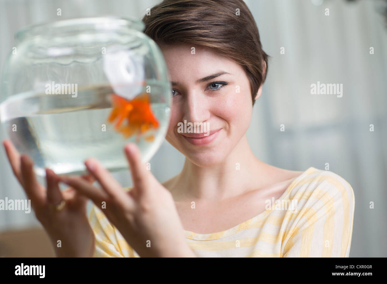 Женщины золотые рыбки. Концентрации внимания человека Goldfish. Beautiful Ladies holding Fish. Woman holding a Fish in mouth Beach.