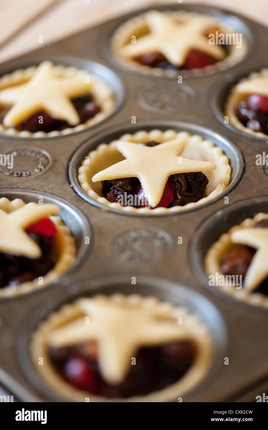 Mince Pies in a baking tray Stock Photo - Alamy
