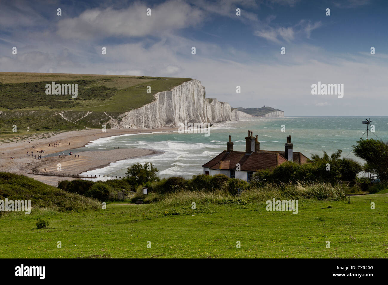 Coast Guard cottages in front of the Seven Sisters chalk cliffs at Cuckmere Haven, East Sussex, England Stock Photo