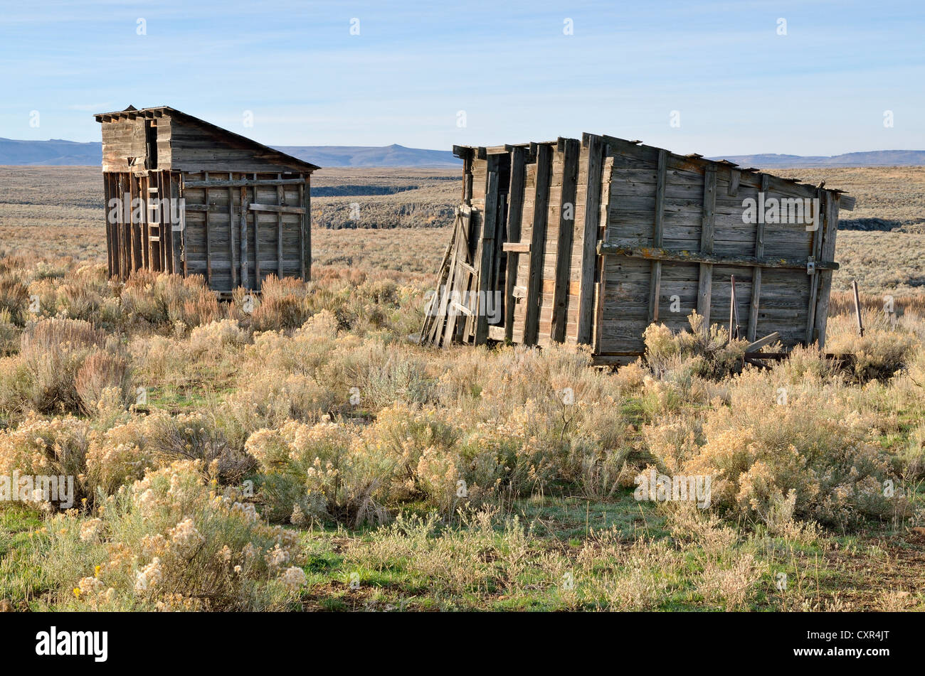 Dilapidated farm sheds near the Magic Reserve, Highway 20, Idaho, USA Stock Photo
