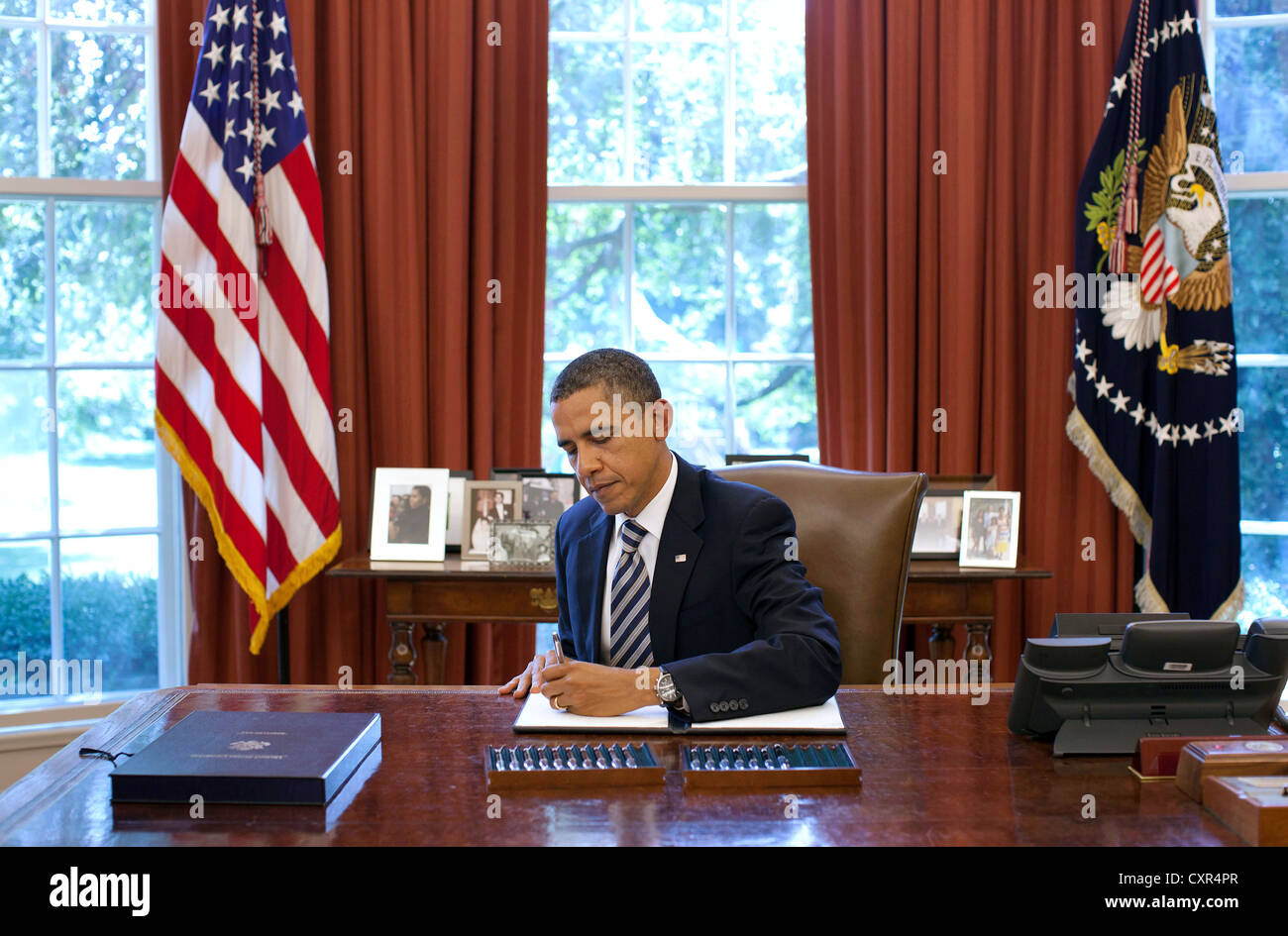 US President Barack Obama signs the Budget Control Act of 2011 in the Oval Office, August 2, 2011. Stock Photo
