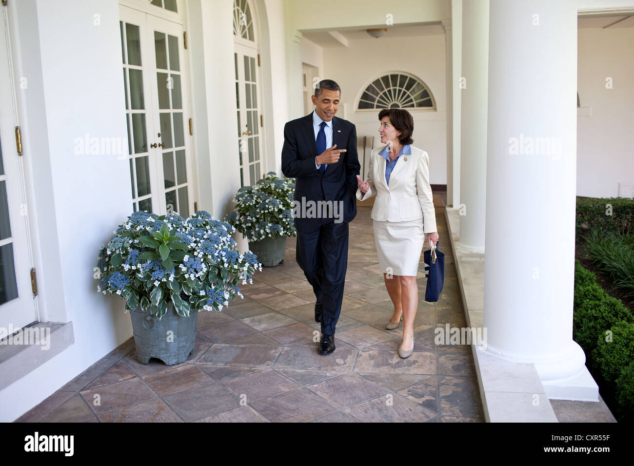 US President Barack Obama walks along the Colonnade of the White House June 2, 2011 with newly-elected Representative Kathy Hochul. Stock Photo