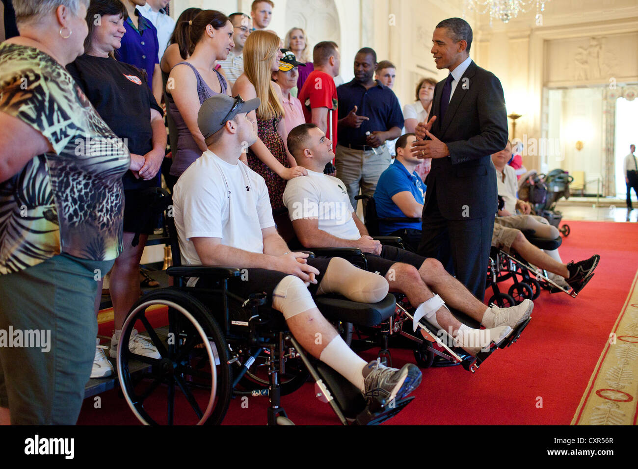 US President Barack Obama greets a group of Wounded Warriors June 2, 2011 in the Cross Hall of the White House Stock Photo