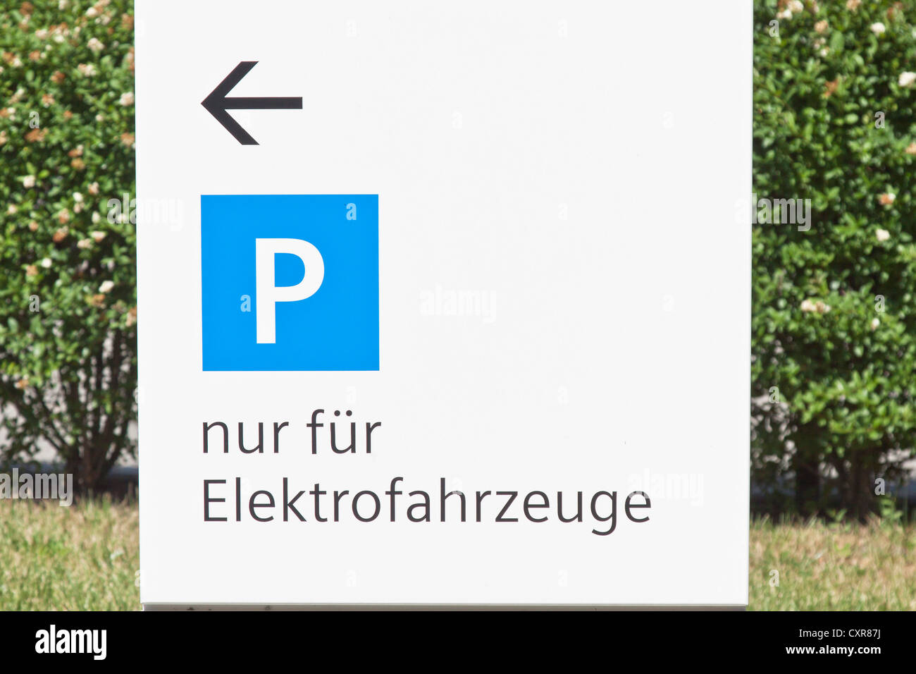 Sign, 'Parkplatz nur fuer Elektrofahrzeuge', German for 'car park only for electric vehicles' Stock Photo