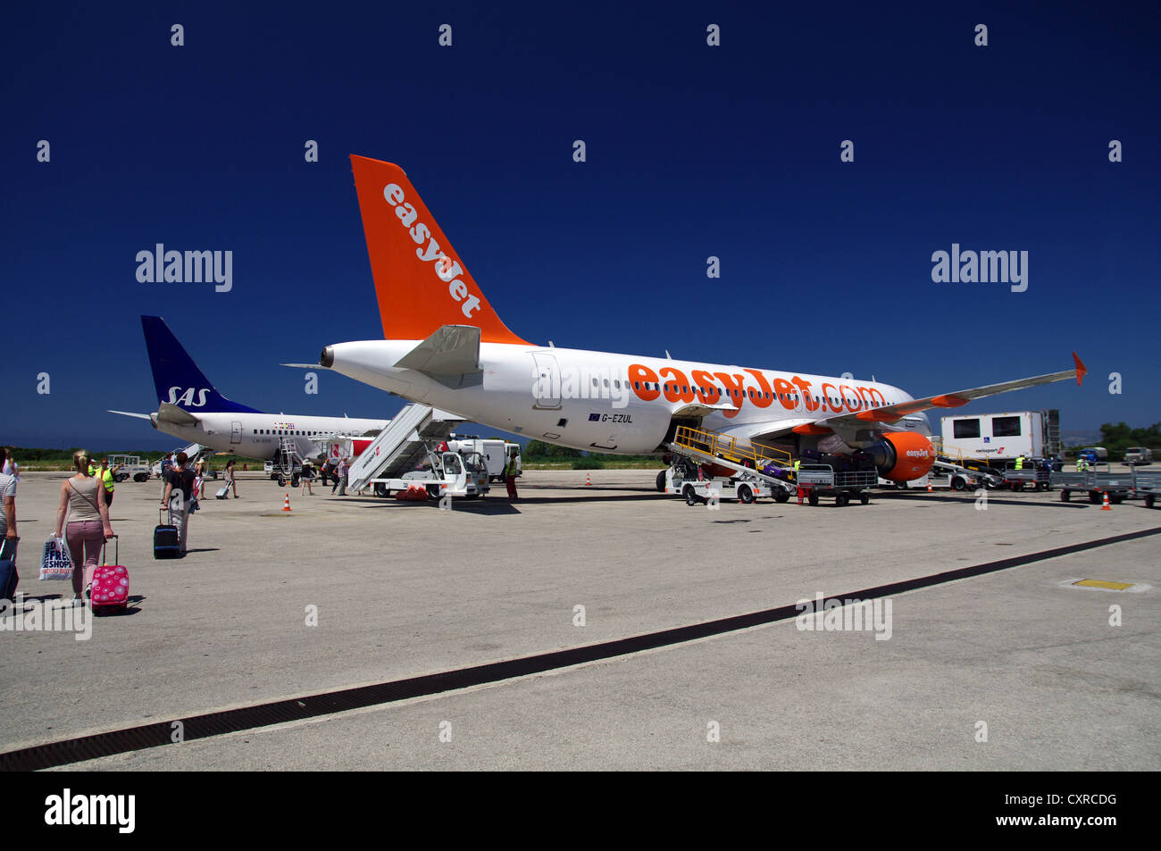 Holidaymakers boarding an easyJet flight in Cephalonia, Greece Stock Photo