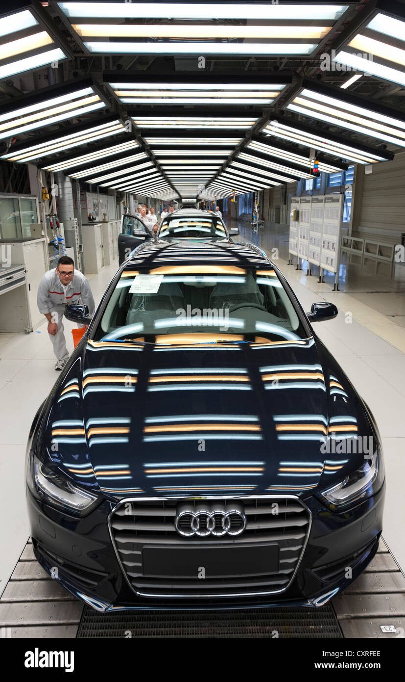 An Audi A4 Avant on the final inspection line for Audi A4 Avant and Q5 vehicles, three-coloured fluorescent lamps are being used Stock Photo