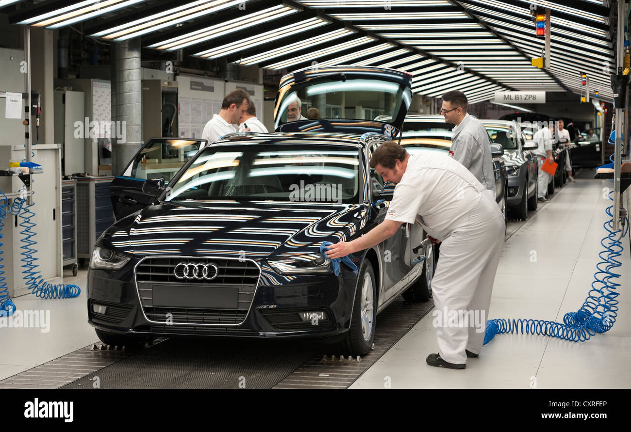 An Audi A4 Avant on the final inspection line for Audi A4 Avant and Q5 vehicles, three-coloured fluorescent lamps are being used Stock Photo