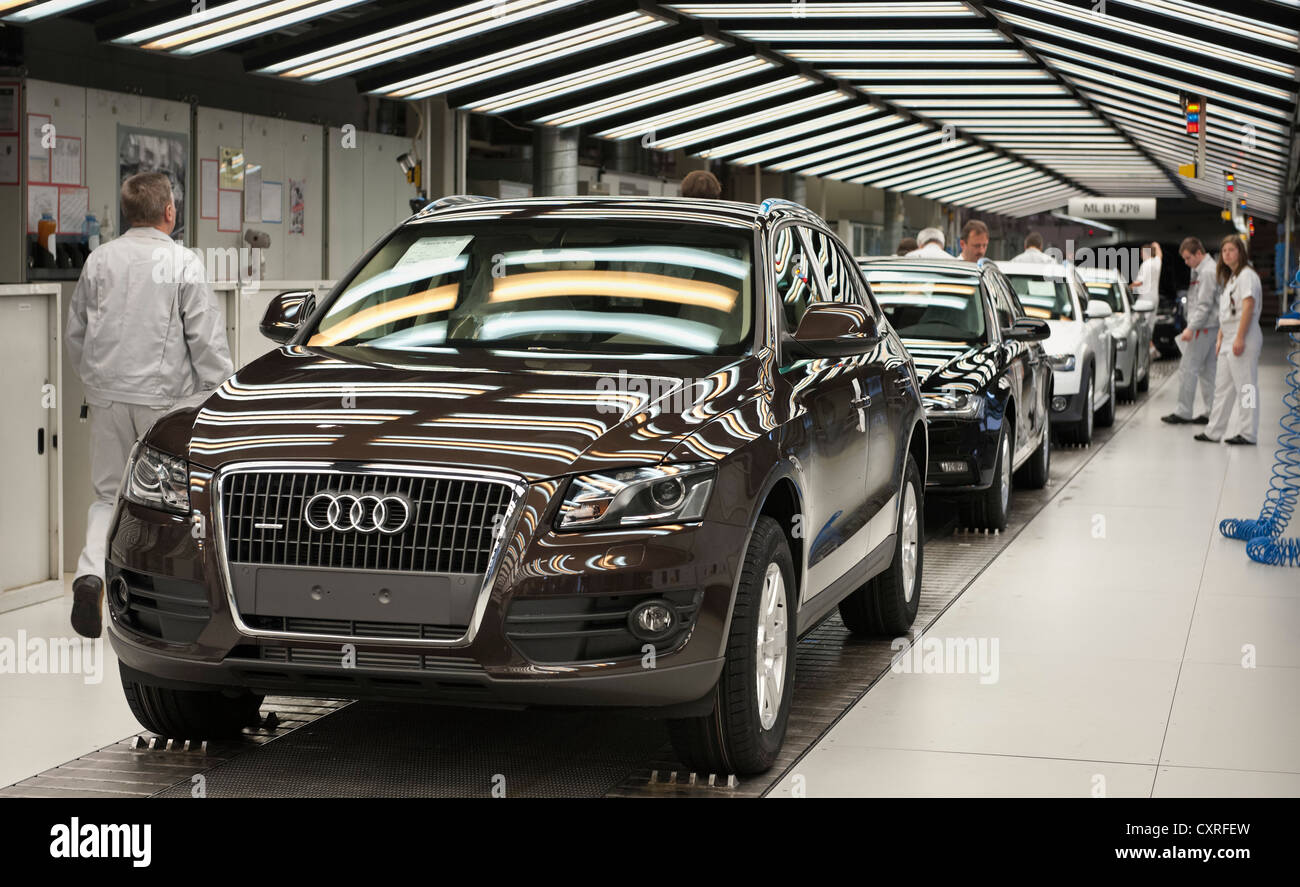 An Audi Q5 on the final inspection line for Audi A4 Avant and Q5 vehicles, three-coloured fluorescent lamps are being used to Stock Photo