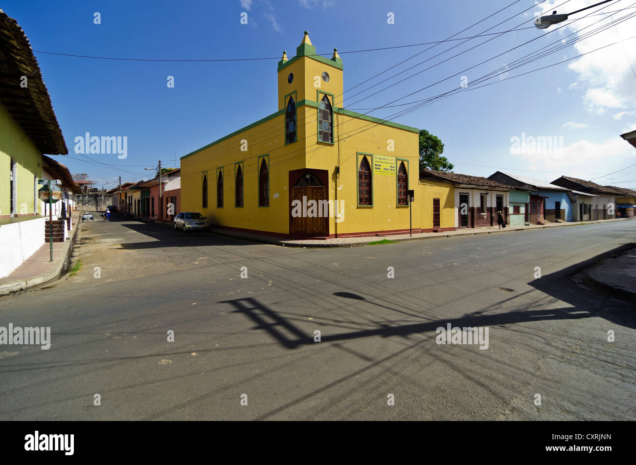 A road junction and Cristiana Jesus es mi paz church in Granada, founded in 1524, Nicaragua, Central America Stock Photo