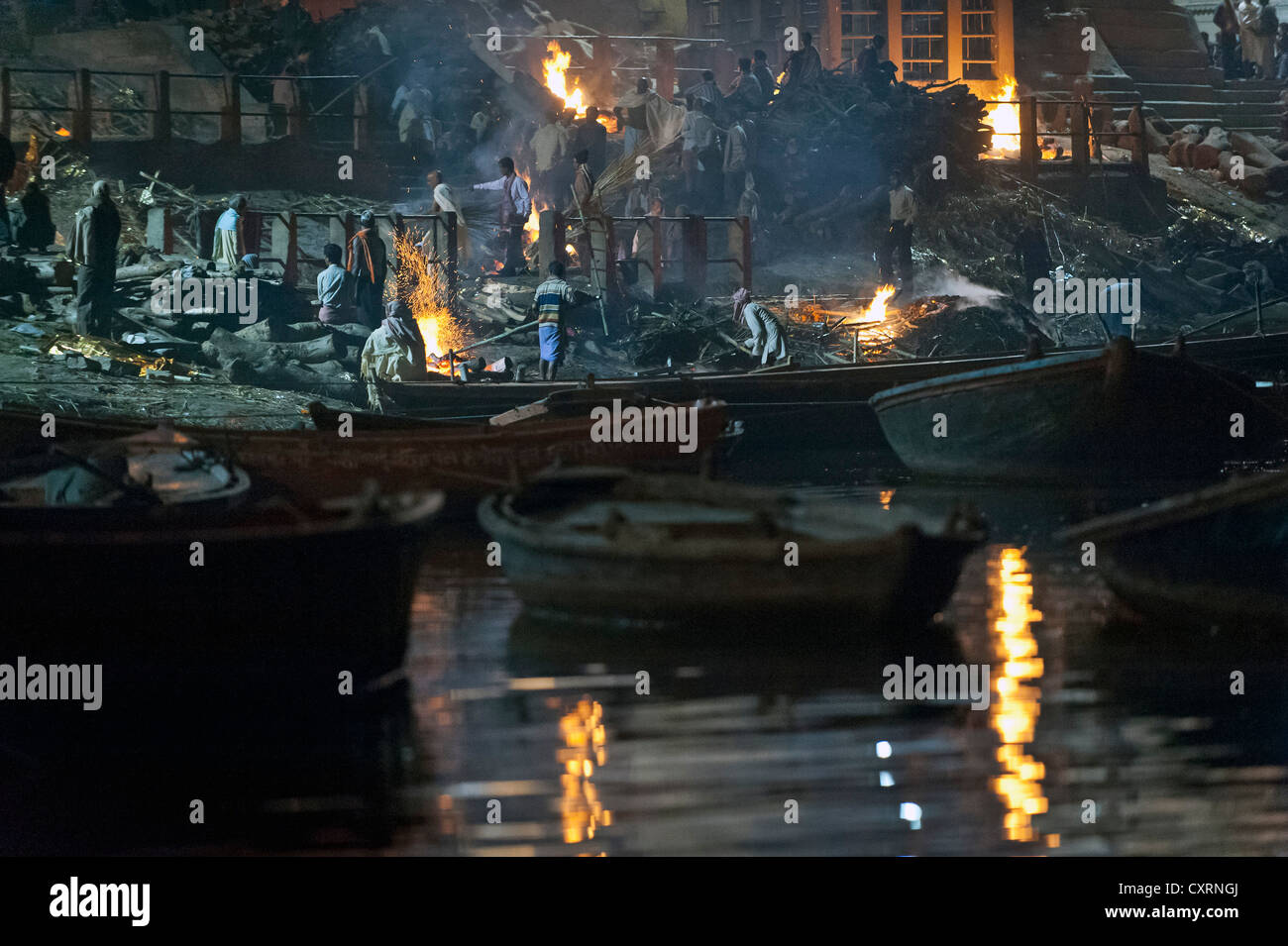 Burning pyres, cremation of bodies according to a Hindu ritual, Manikarnika Ghat, primary cremation Ghat at Varanasi Stock Photo