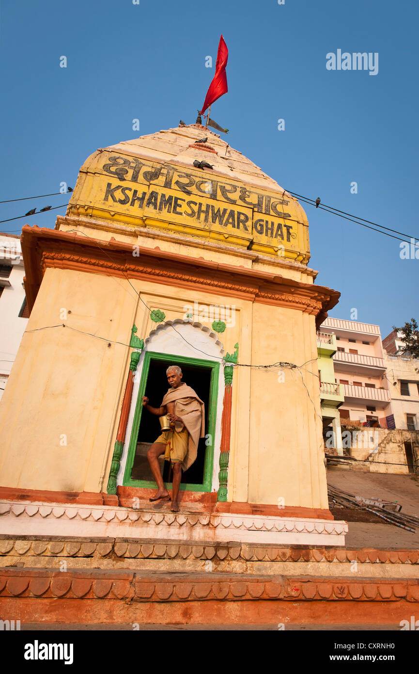 Priest, temple at the Kshameshwar Ghat on the Ganges, Varansi, Benares or Kashi, Uttar Pradesh, India, Asia Stock Photo