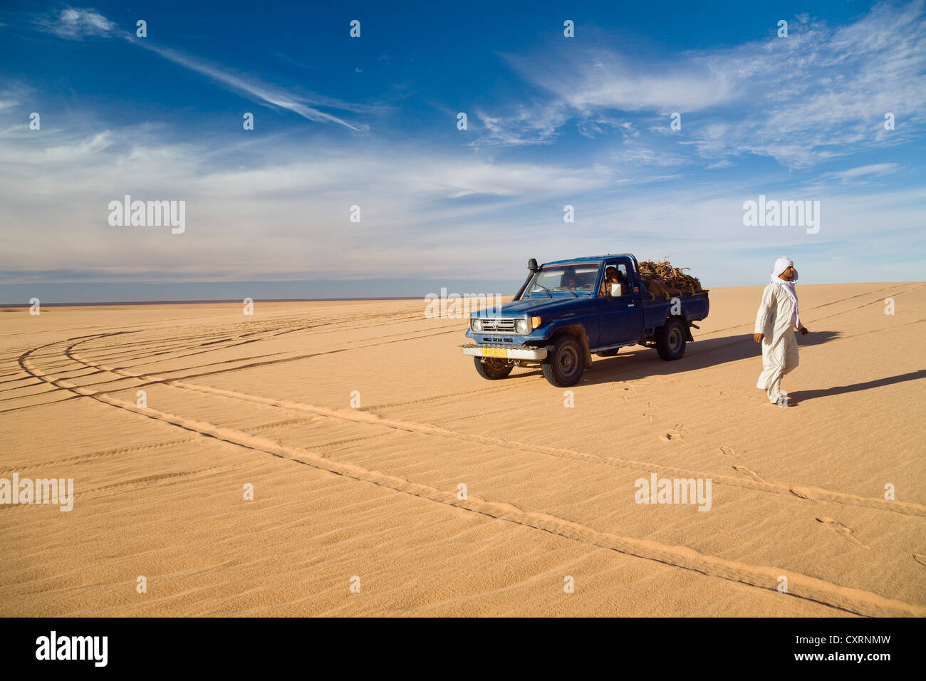Bedouin with a Jeep in the Libyan Desert, Erg Murzuq, Libya, Sahara, North Africa, Africa Stock Photo