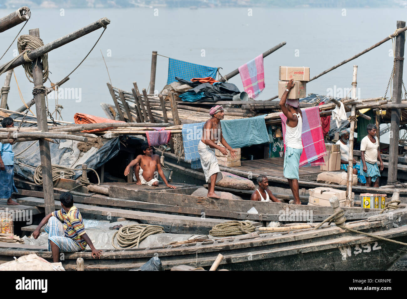Labourers, boats, Hooghly River, Calcutta, Kolkata, West Bengal, East India, India, Asia Stock Photo