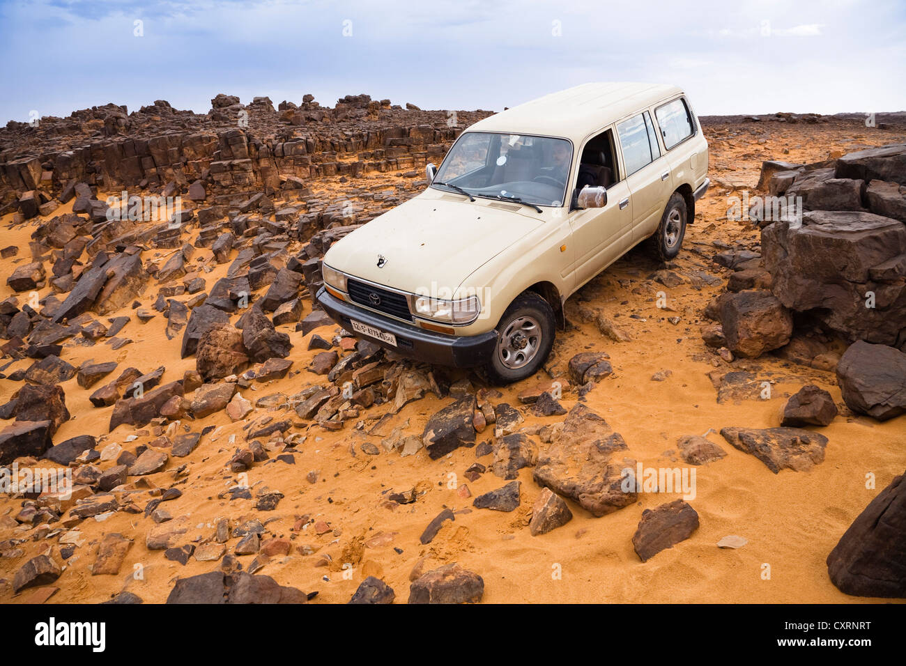 Jeep in the Libyan desert, Stony Desert, Acacus Mountains or Tadrart Acacus, Libya, North Africa, Africa Stock Photo