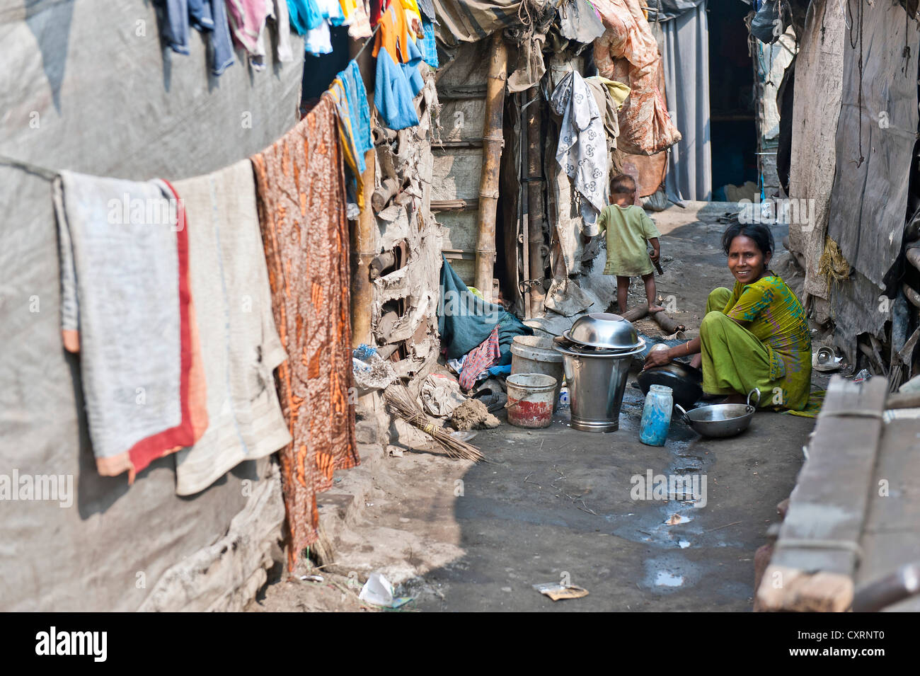 Woman doing the dishes, slum, Shibpur district, Haora or Howrah, Kolkata or Calcutta, West Bengal, East India, India, Asia Stock Photo