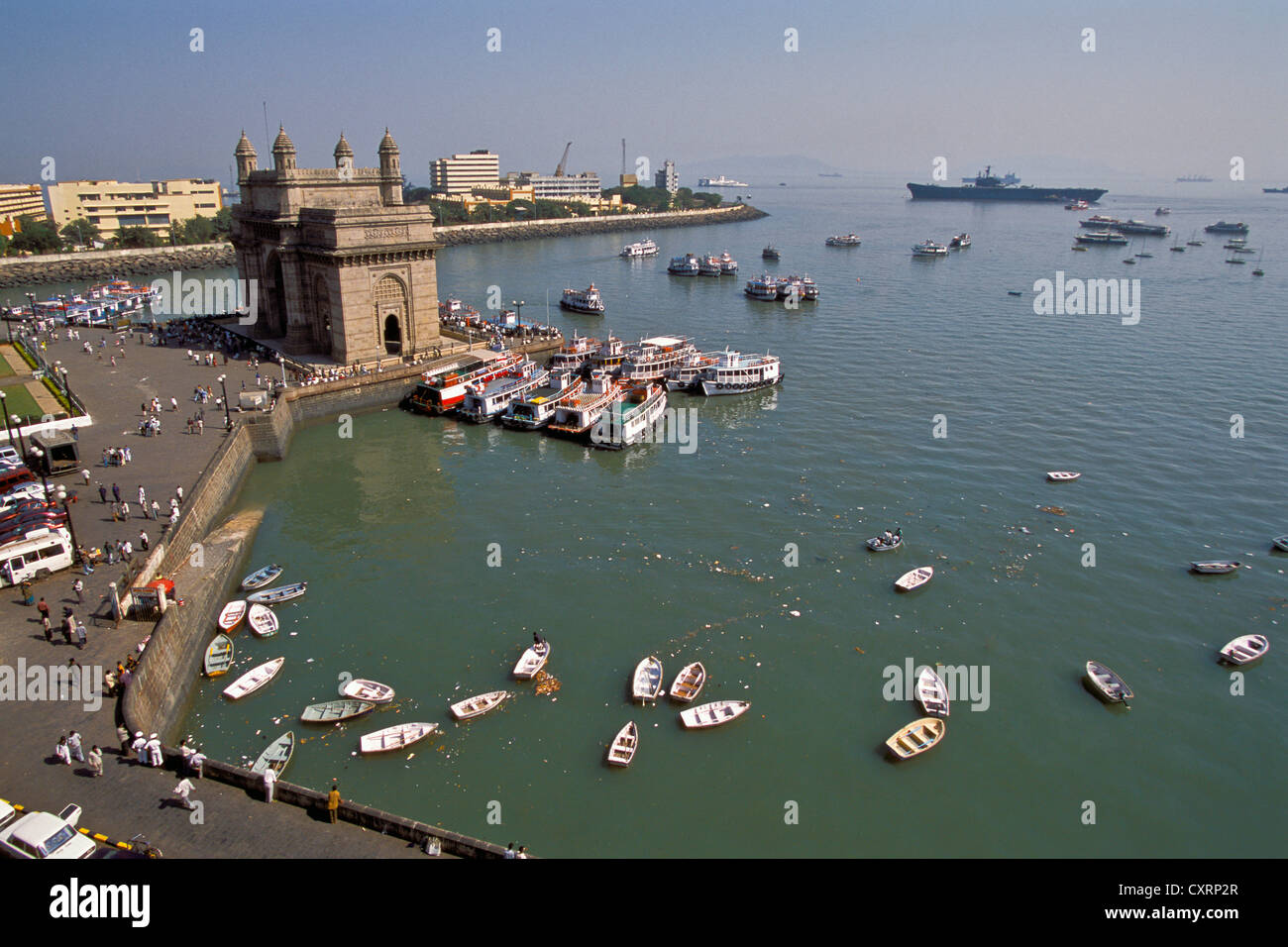 Boats, Gateway of India, famous landmark of Mumbai built to commemorate the visit of King George V and his wife Mary, 1911 Stock Photo