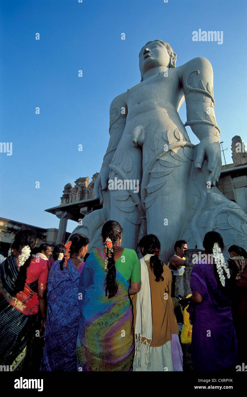 Indian women, Jain statue of Gomateshwara, Indragiri hill, Sravanabelagola, Hassan district, Karnataka, South India, India, Asia Stock Photo