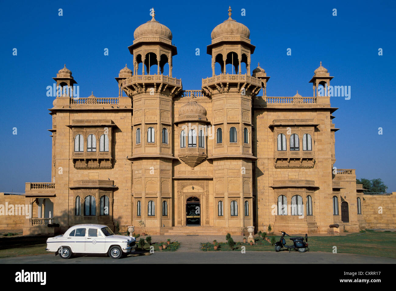 White Ambassador car parked in front of Jawahar Niwas, the guest house of the Maharaja of Jaisalmer, Jaisalmer, Thar Desert Stock Photo