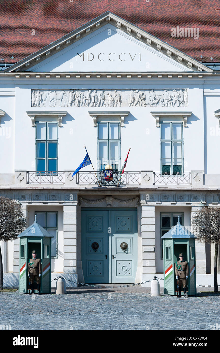 Guards wearing historical uniforms, in front of the Sándor Palace, residence of the Hungarian President, Budapest, Hungary Stock Photo
