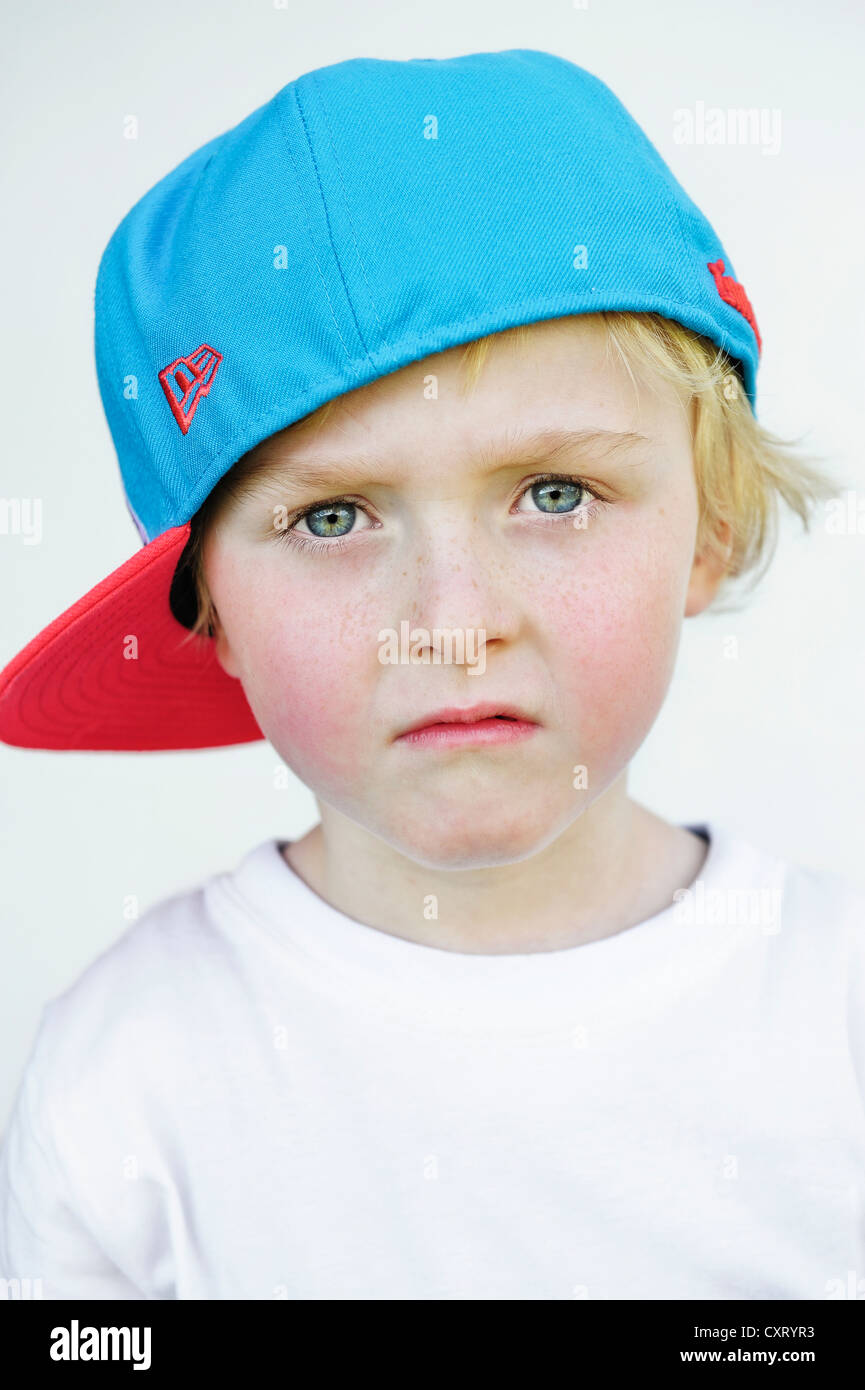 Little boy wearing baseball cap hi-res stock photography and images - Alamy