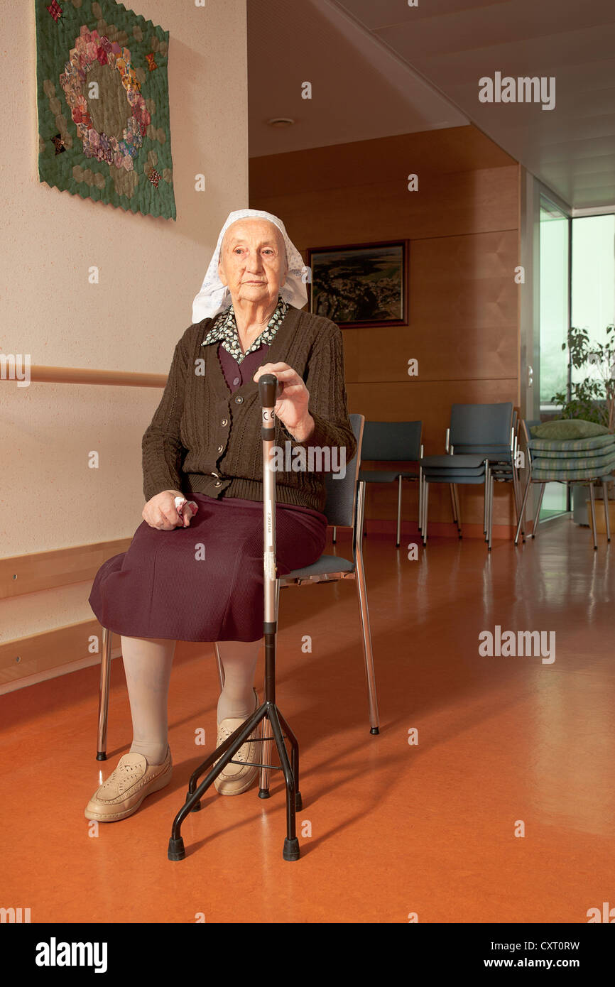 Old woman holding 4 point cane hi res stock photography and images alamy
