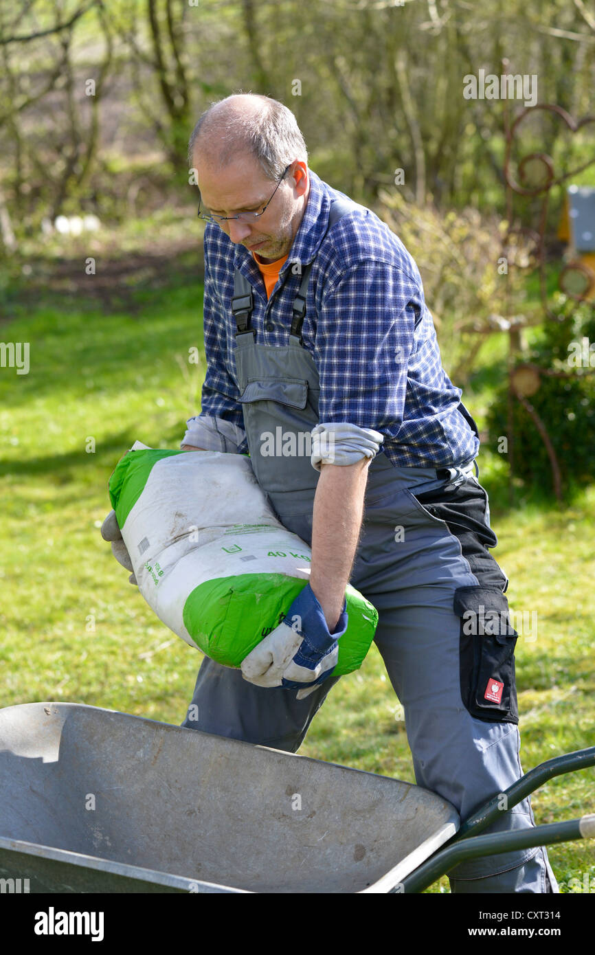 Carry heavy bag hires stock photography and images Alamy