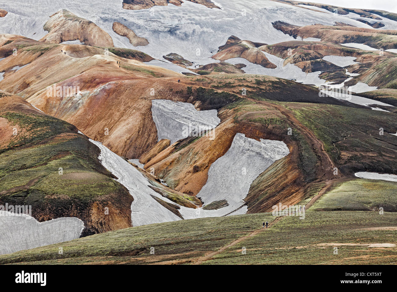 Rhyolite mountains in Landmannalaugar, hikers on the Laugavegur trekking route, the path of the hot springs, after Thorsmoerk Stock Photo