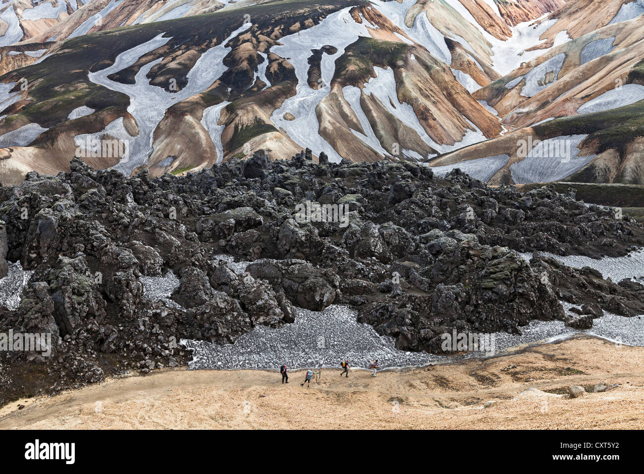 Rhyolite mountains in Landmannalaugar, hikers on the Laugavegur trekking route, the path of the hot springs, after Thorsmoerk Stock Photo