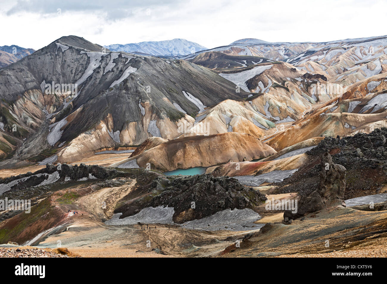 Rhyolite mountains in Landmannalaugar, hikers on the Laugavegur trekking route, the path of the hot springs, after Thorsmoerk Stock Photo