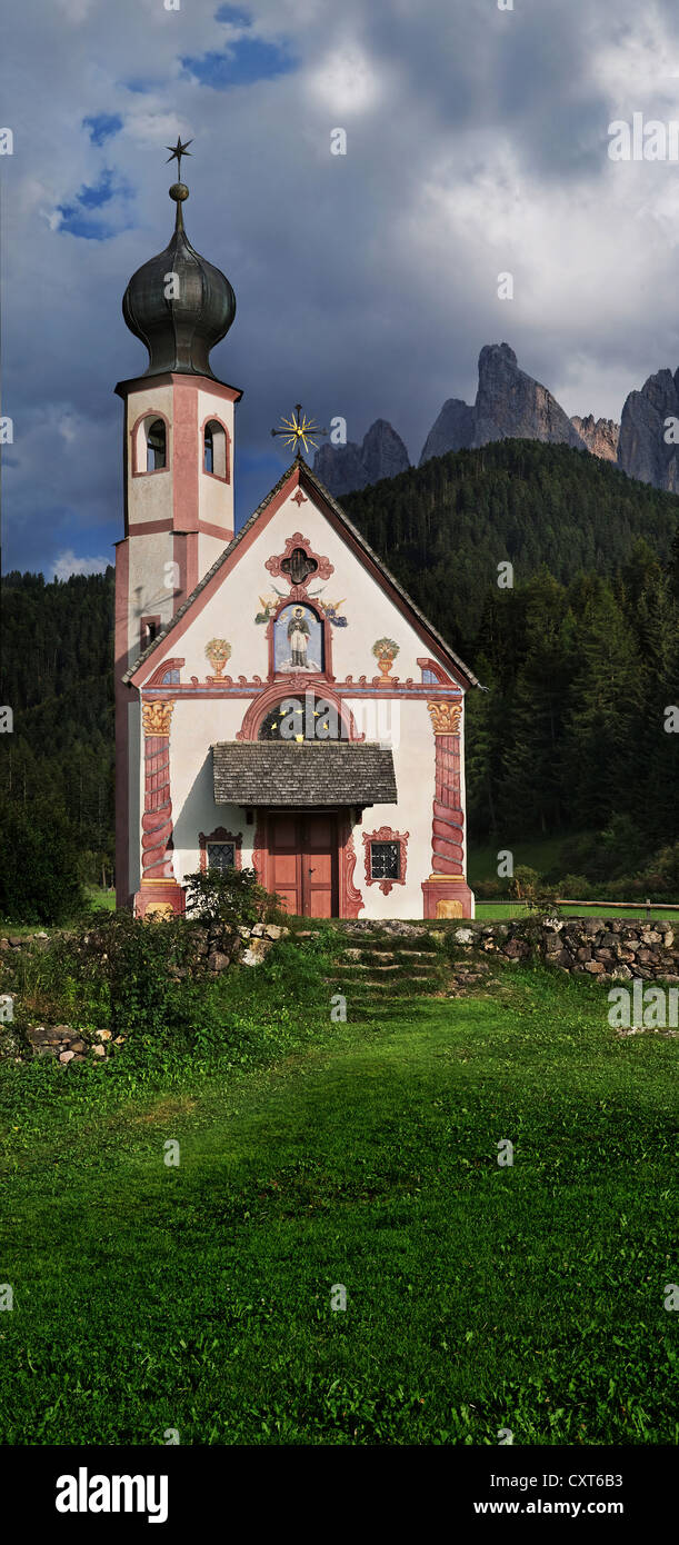 Small church of St. Johann in Ranui with the Geisler Group, Odle Mountains, Villnoess or Funes Valley, Dolomites, South Tyrol Stock Photo