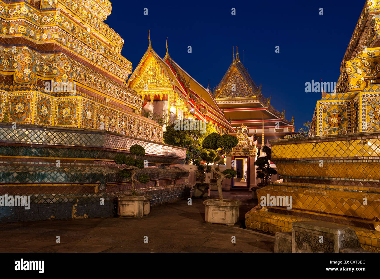 Large Chedis of the Phra Maha Chedi Si Ratchakan group, Wat Pho or Wat Phra Chetuphon, at dusk, Bangkok, Thailand, Asia Stock Photo