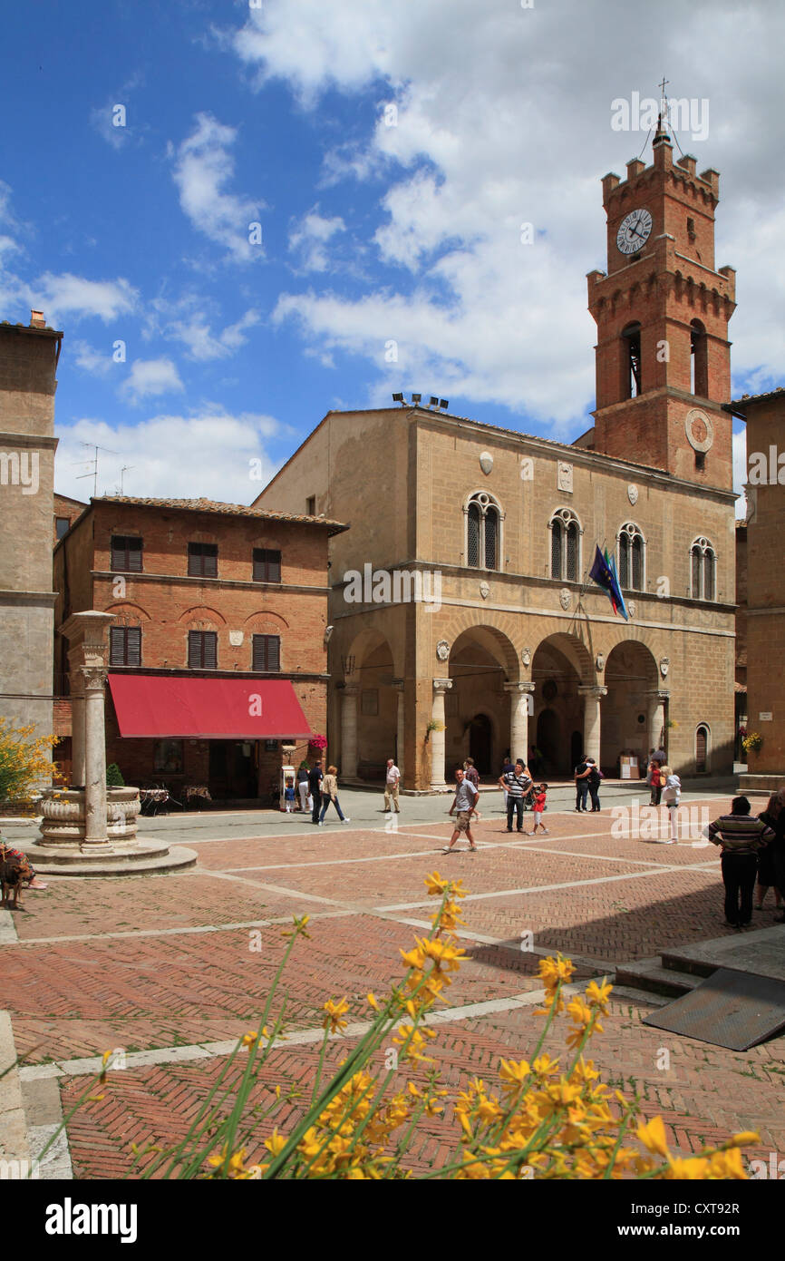 Piazza Pio II and the Palazzo Comunale, Pienza, Tuscany, Italy, Europe