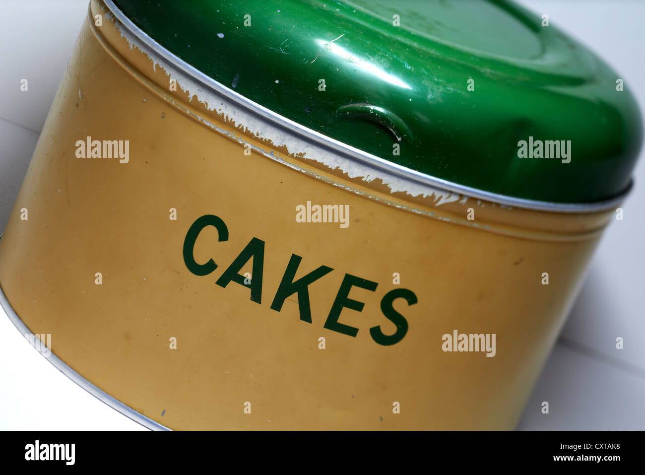 Old metal Cake Tin still life cakes vintage antique 1950's 1960's storage  the great british bake off baking baked Stock Photo - Alamy