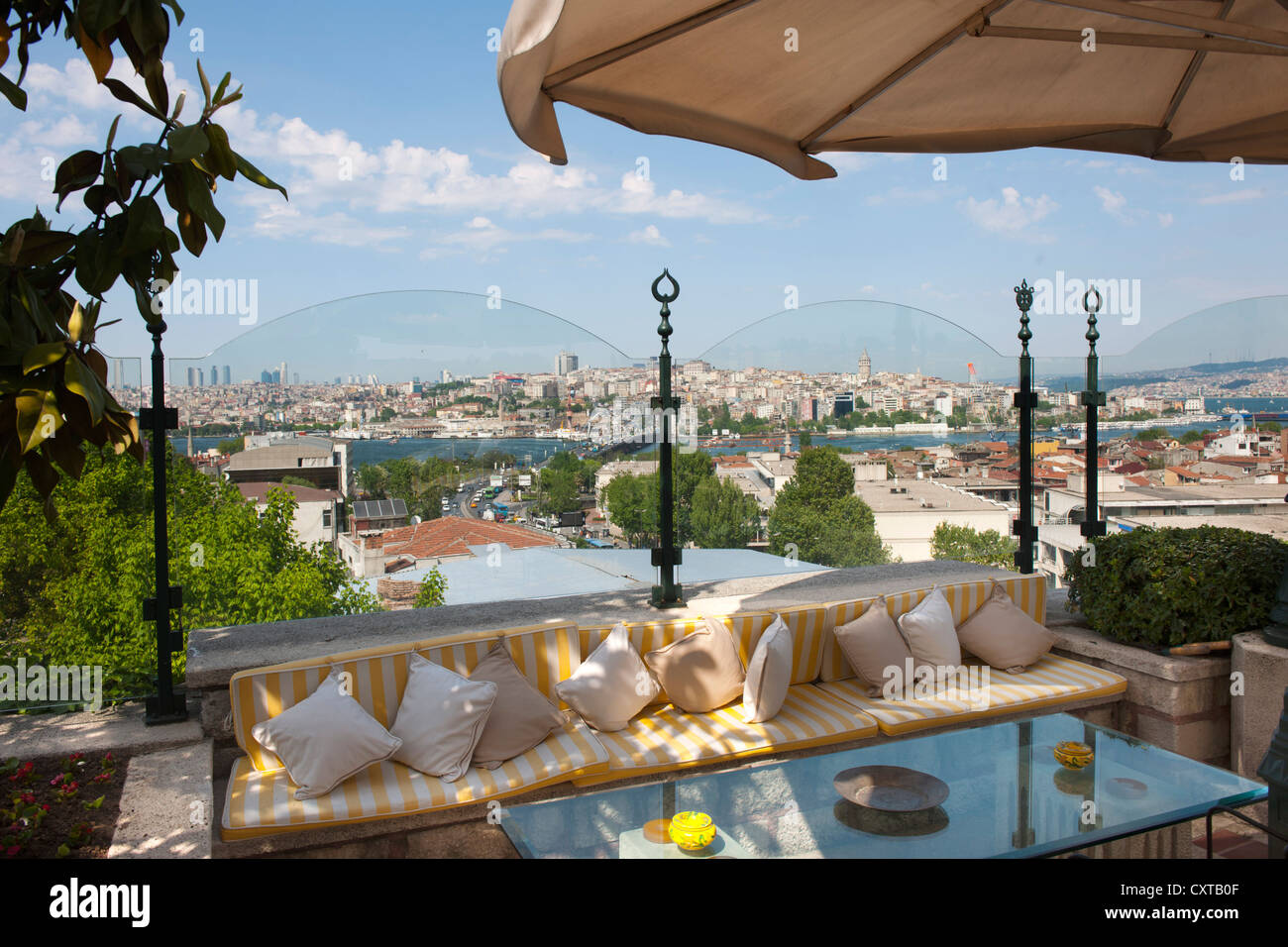 Türkei, Istanbul, Garten und Terrasse des Restaurant Zeyrekhane an der Zeyrek-Moschee Stock Photo