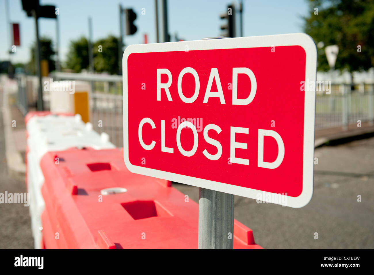 Field closed sign hi-res stock photography and images - Alamy