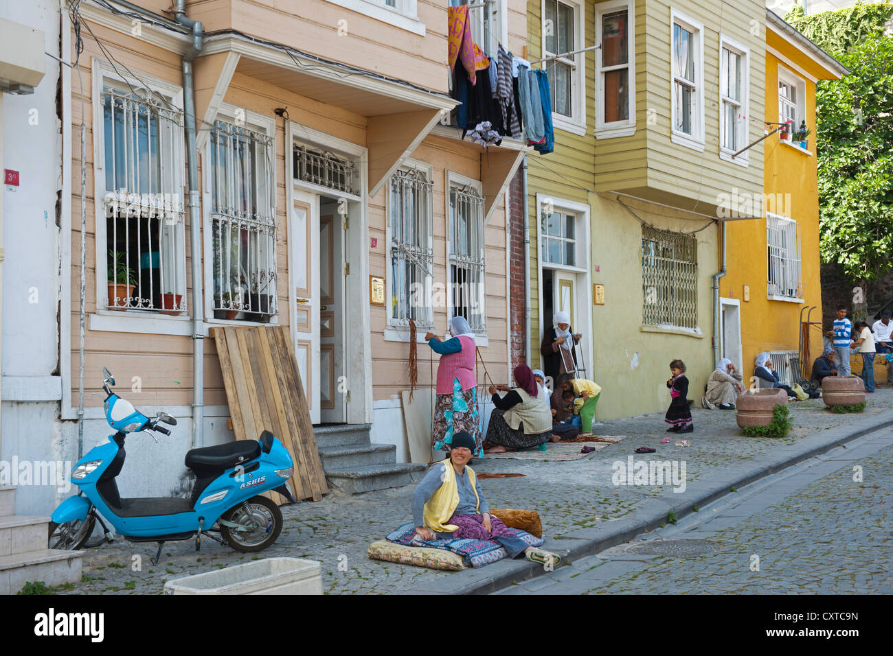 Türkei, Istanbul, Zeyrek-Viertel, Strassenszene mit antiken Holzhäusern Stock Photo
