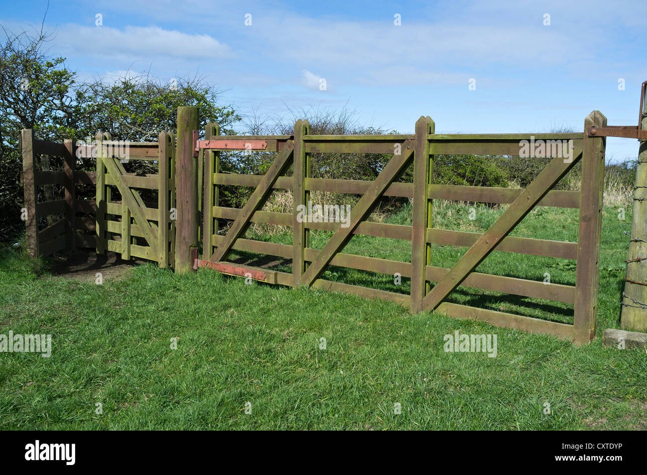 dh Gate FOOTPATH UK Wooden foot path and bridlepath gates countryside uk bridle Stock Photo
