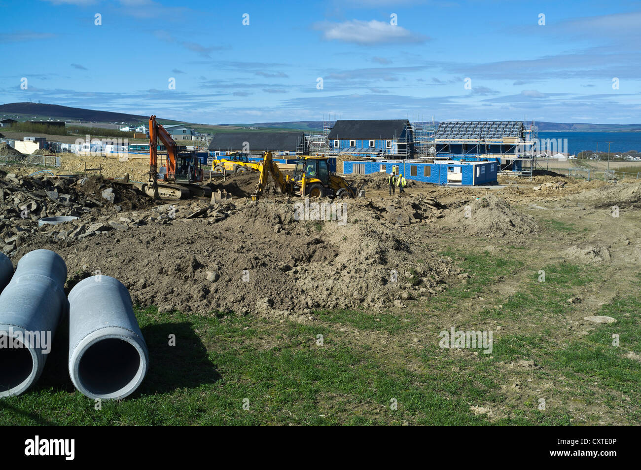 dh  HOUSING UK Construction site diggers digging drainage for housing scheme Stock Photo