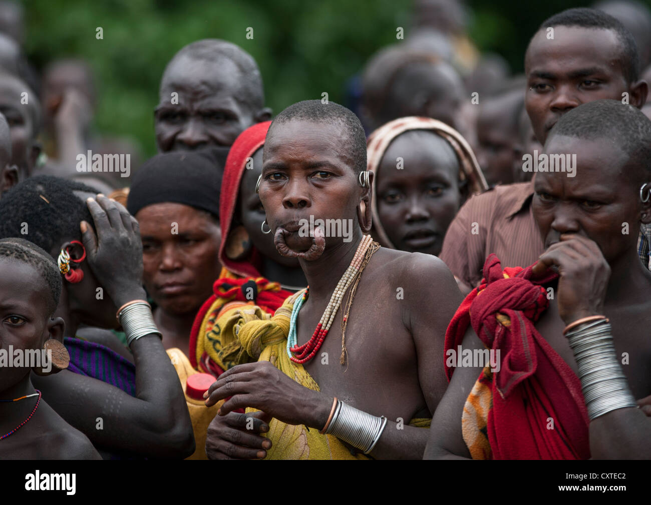 Жизнь с племенем. Африка люди. Эквадор ваорани племя ваорани. Пирахан дикое племя. Жизнь с племенем.