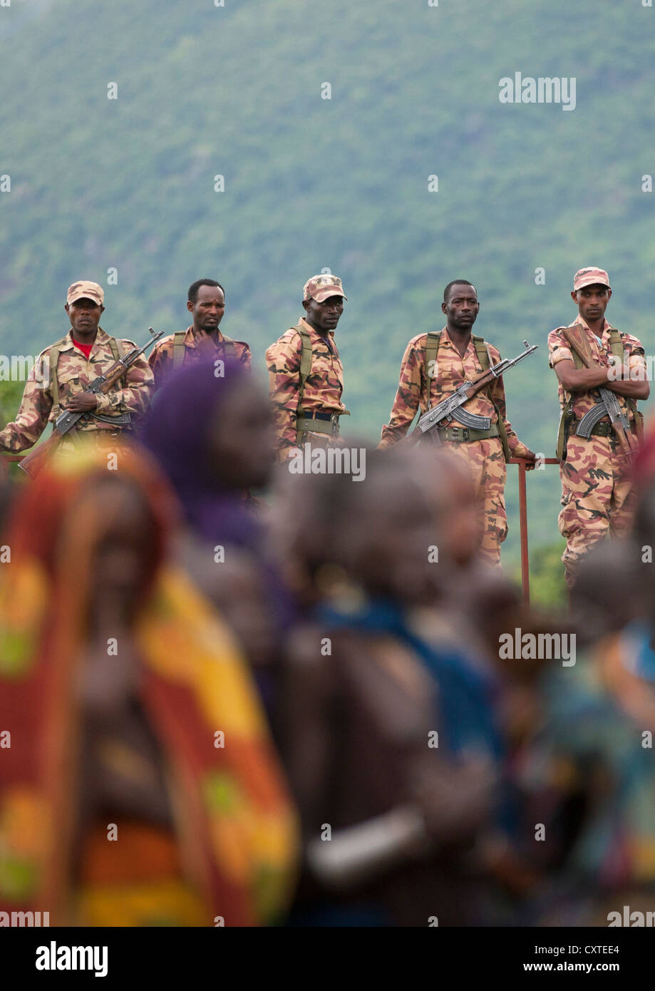 Ethiopian Army Monitoring Suri People During A Ceremony Organized By The Government, Kibish, Omo Valley, Ethiopia Stock Photo