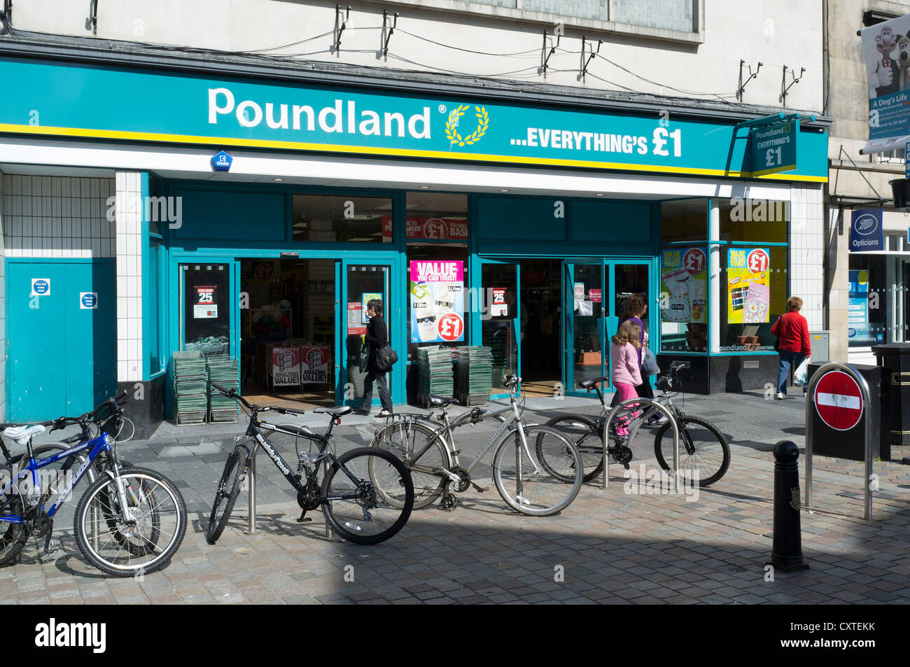 dh bargain shop SHOPPING UK Poundland one pound shop entrance store shopfront retail Stock Photo